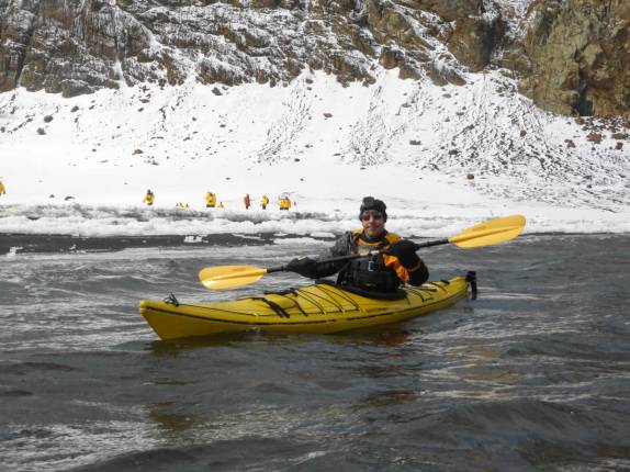 remando ao lado da praia em Deception Island, na Antártida